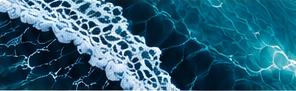 Espuma das ondas sobre o oceano verde-água